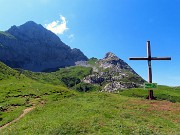 38 Croce da poco posta al Passo Branchino (1821 m) con vista in Corna Piana